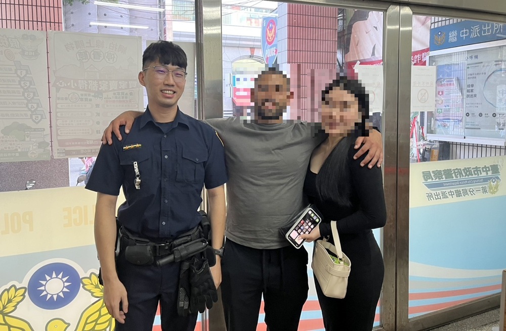 異國邂逅才展開   錢包遺失亂行程   熱心警助物歸原主