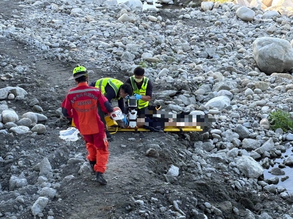 東勢大橋P3橋墩男子墜橋 東勢警消防河床救起邱男送農民醫院觀察