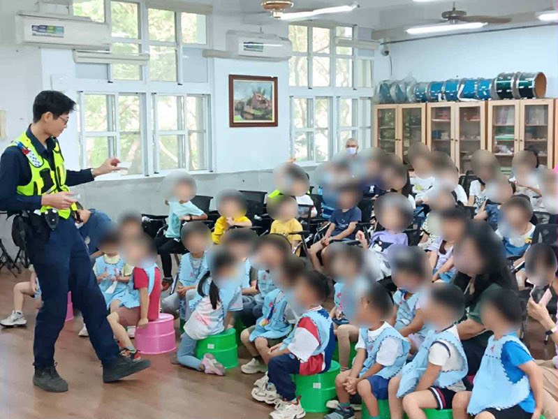台東初鹿警走入校園宣導交通安全 趣味問答互動學童熱烈響應