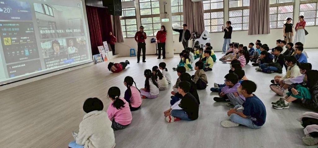 基隆百福消防分隊到華興國小推廣防火自救逃生