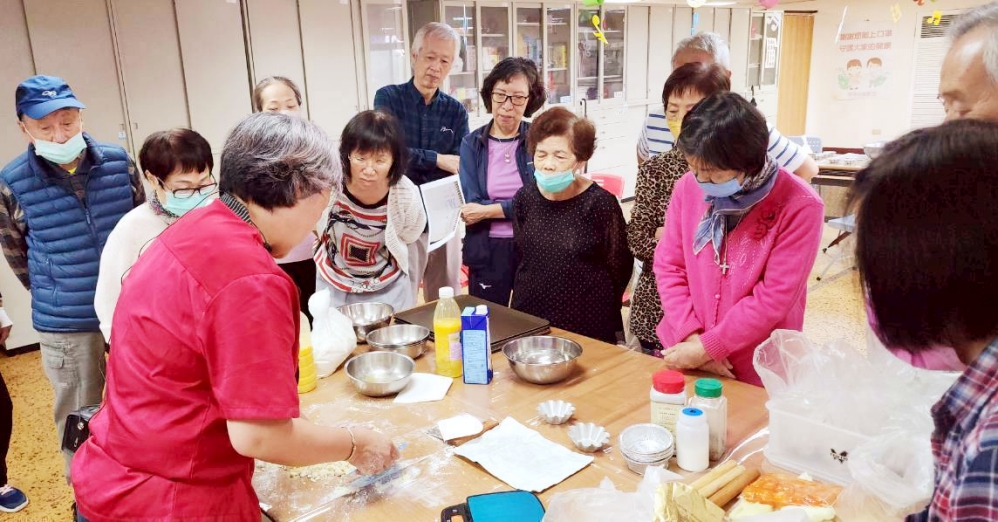 翁靜如老師前排左1為八德榮家住民長輩仔細分享鹹派烘培各式步驟_Fotor - 報新聞 Mega News