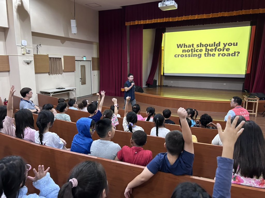 交通大隊走進南科實中 全英語互動課程與小學生一起學交通安全