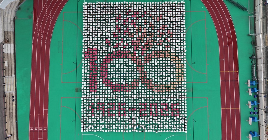 逾2000名中小及幼稚園學生和教師共同拼出的學校校徽圖案