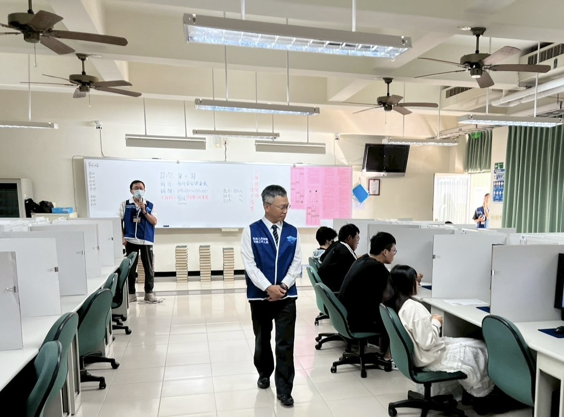 圖2-航港局劉志鴻副局長視察高雄考場 - 報新聞 Mega News
