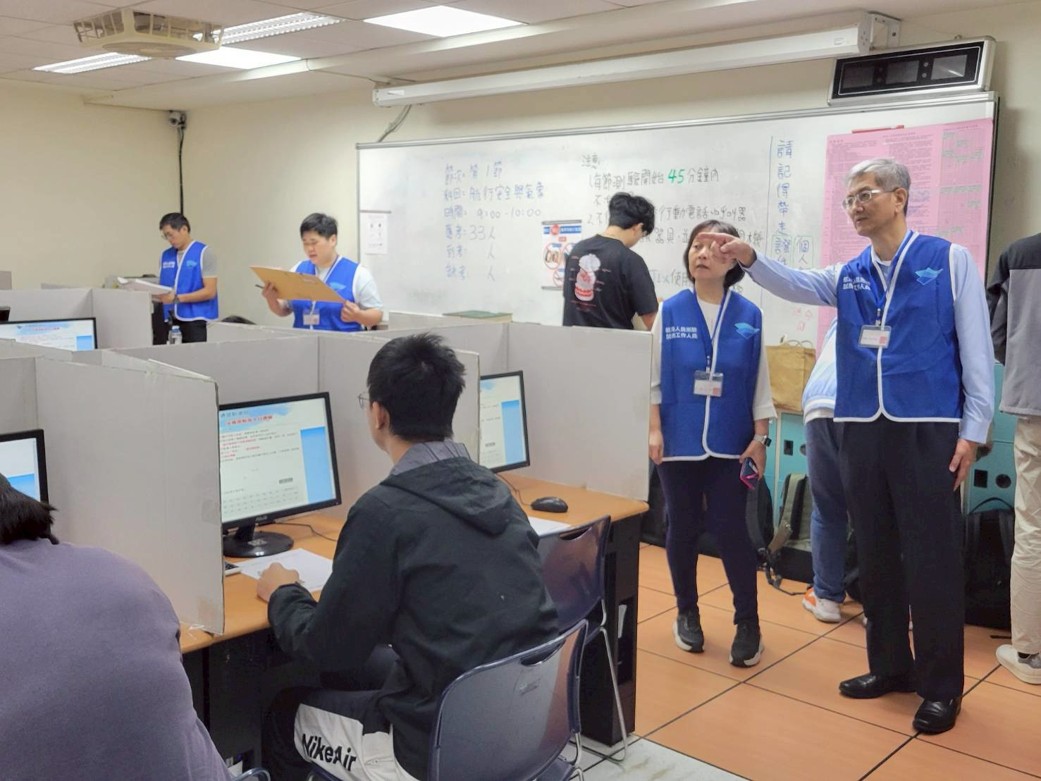 葉協隆局長視察考場為應試考生加油 - 報新聞 Mega News