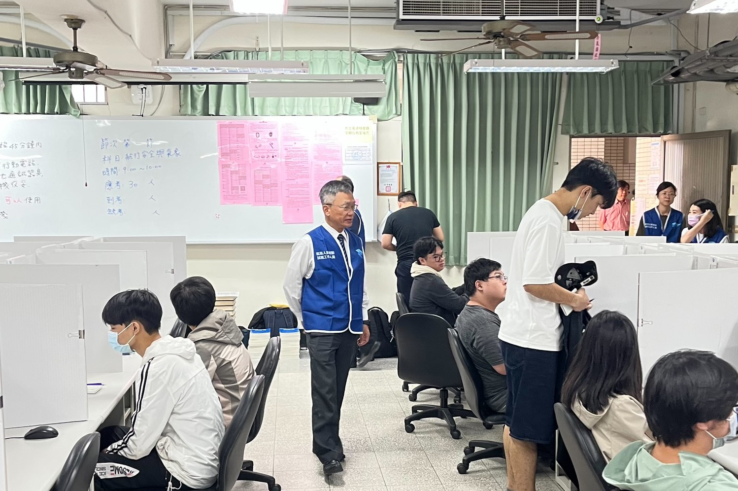 圖4-劉志鴻副局長視察考場為應試考生加油 - 報新聞 Mega News