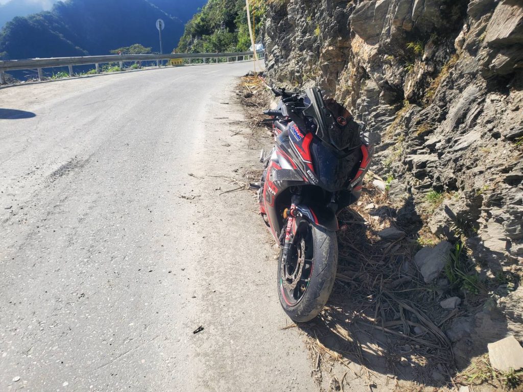 外籍民眾遊中橫不慎自摔 警方到場協助