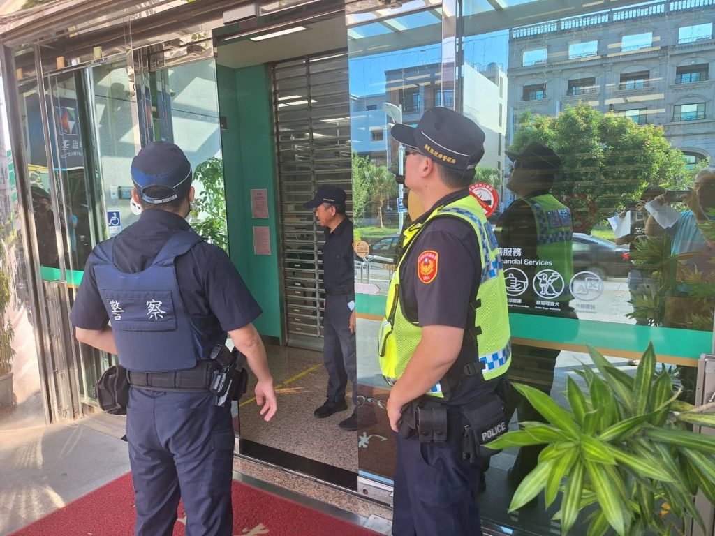 屏東警強化巡簽與護鈔服務 全面守護普發現金ATM提領安全