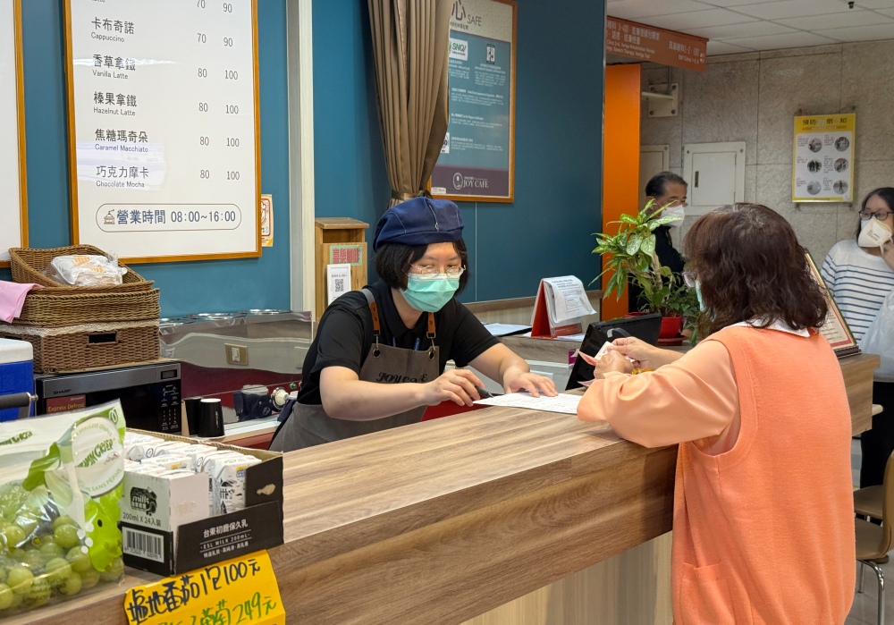 馬偕喜樂工作坊 讓身心障礙者重新找回自己 3 01%E9%A1%A7%E5%AE%A2%E5%9C%A8%E6%AB%83%E6%AA%AF%E5%89%8D%E6%BA%96%E5%82%99%E9%BB%9E%E9%A4%90%E5%93%A1%E5%B7%A5%E7%86%9F%E7%B7%B4%E6%93%8D%E4%BD%9C%E9%BB%9E%E9%A4%90%E6%A9%9F%E5%8F%B0 5