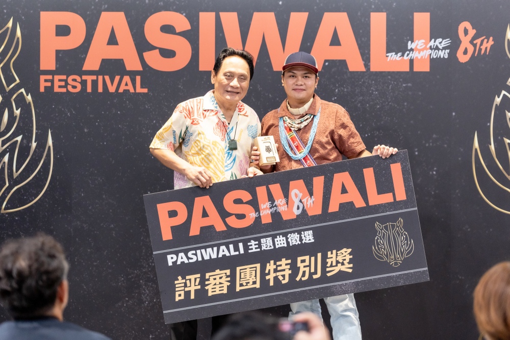 PASIWALI邁入第8屆 首屆主題曲競賽頒獎 14 03%E5%8E%9F%E4%BD%8F%E6%B0%91%E6%97%8F%E5%9C%8B%E9%9A%9B%E9%9F%B3%E6%A8%82%E7%AF%802025PASIWALI%E4%B8%BB%E9%A1%8C%E6%9B%B2%E5%BE%B5%E9%81%B8%E8%A9%95%E5%AF%A9%E5%9C%98%E7%89%B9%E5%88%A5%E7%8D%8E%E5%BC%B5%E6%9D%B0