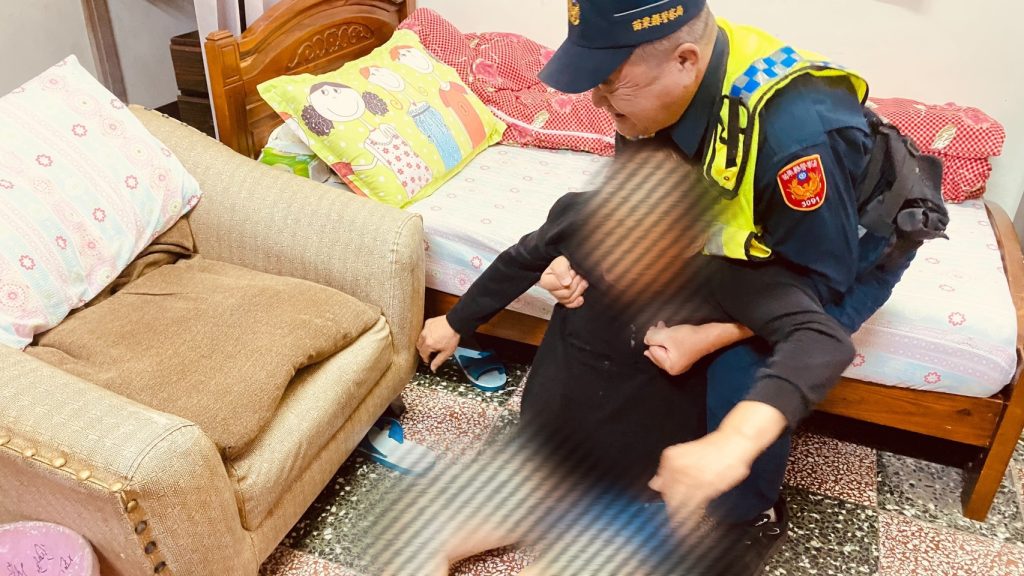 民眾跌坐床邊無力起身 南埔警積極協助救援脫困