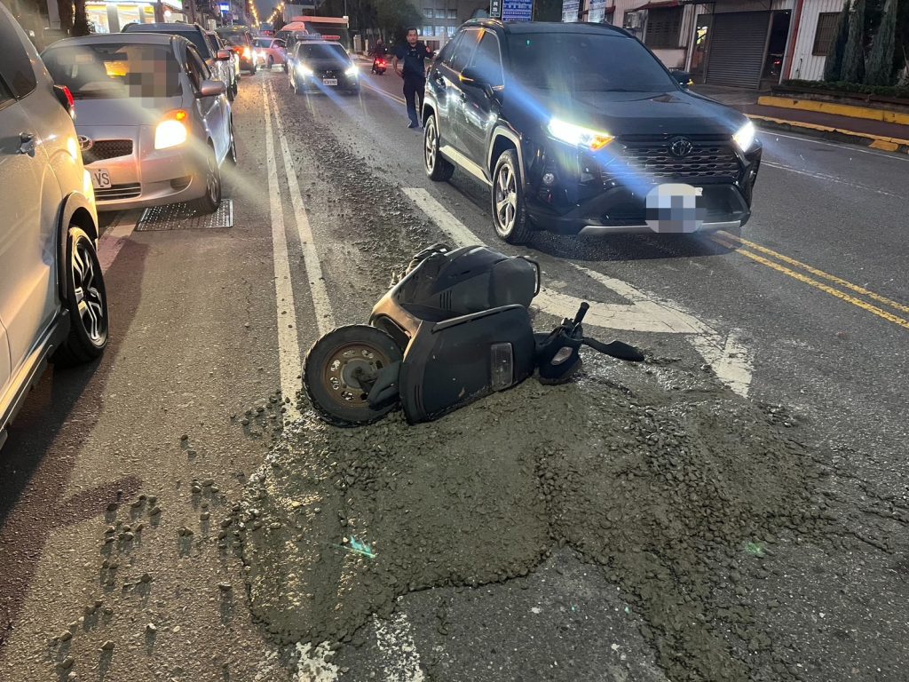 混凝土車滲漏害重機摔車 苗栗銅鑼路口事故釀1傷 警方即刻追查肇事車輛
