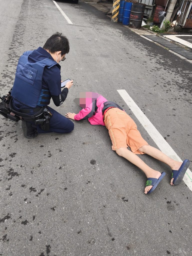 嘉義義竹老婦路倒無助 巡邏員警即刻伸援助返家團圓