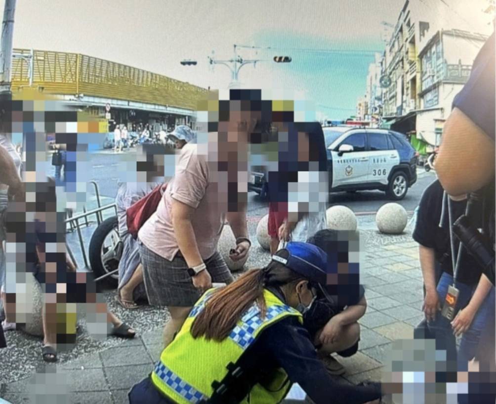 民眾身體不適 屏東東港警即刻救援