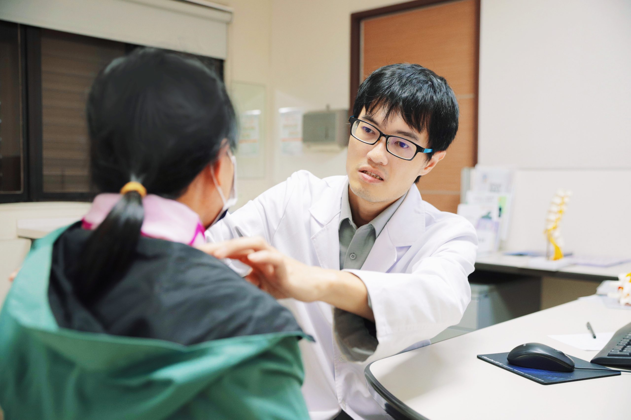 羅東博愛醫院脊椎微創中心黃安平醫師提醒頸椎間盤突出也會引起肩頸痛手麻加_0 - 報新聞 Mega News