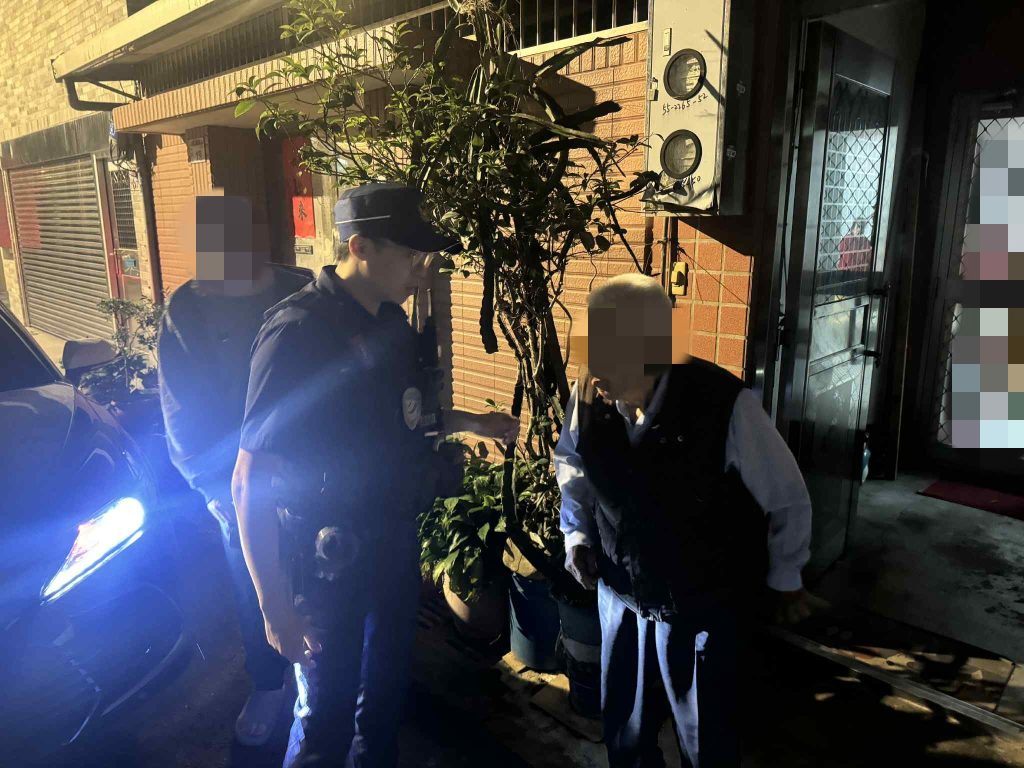 95歲老翁夜間迷途超商 中壢警暖心護送回家