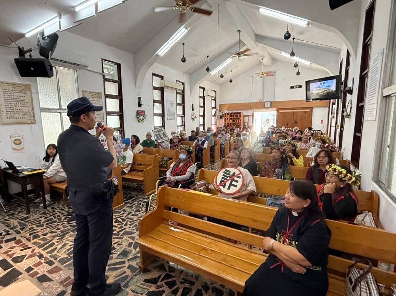 警方走入教會與民眾分享防詐與交通安全觀念