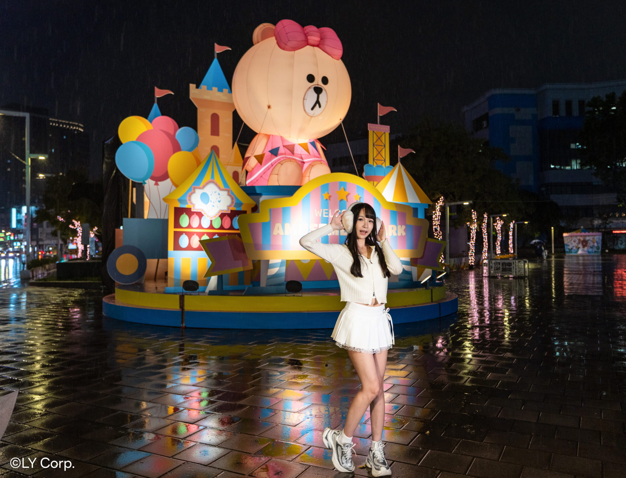 %E5%BA%9C%E4%B8%AD%E5%BB%A3%E5%A0%B4%E7%87%88%E5%8D%80LINE FRIENDS%E5%86%92%E9%9A%AA%E9%81%8A%E6%A8%82%E5%A0%B4%E4%B8%AD%E6%9C%89%E5%8F%AF%E6%84%9B%E7%9A%84%E7%86%8A%E7%BE%8E%E5%9D%90%E9%8E%AE%E5%BA%9C%E4%B8%AD%E5%BB%A3%E5%A0%B4%E8%BF%8E%E6%8E%A5%E6%AF%8F%E4%BD%8D%E4%BE%86%E8%A8%AA%E7%9A%84%E9%81%8A%E5%AE%A2 scaled 1