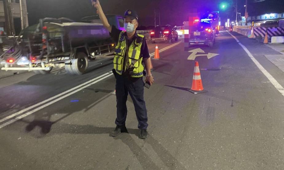 遊覽車拋錨 東港警化解交通危機