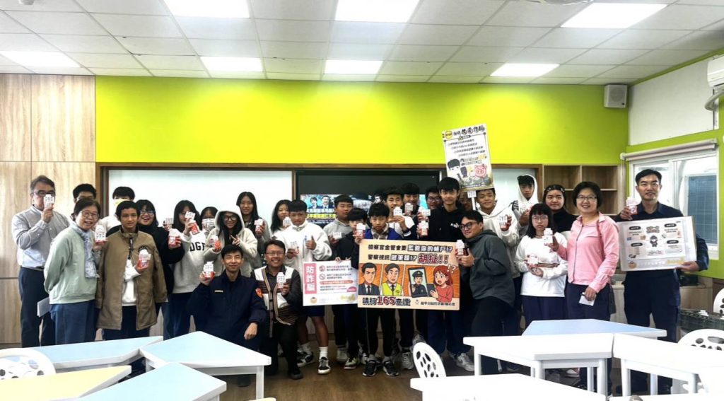 臺中和平警晨光送識詐鮮乳 普發1萬防詐小卡陪和平國中生一起長大