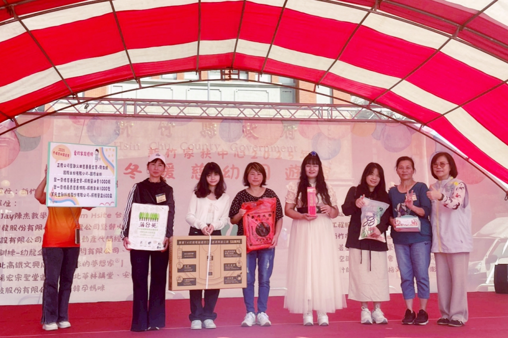 自強家庭代表受贈暖心家庭禮_Fotor - 報新聞 Mega News