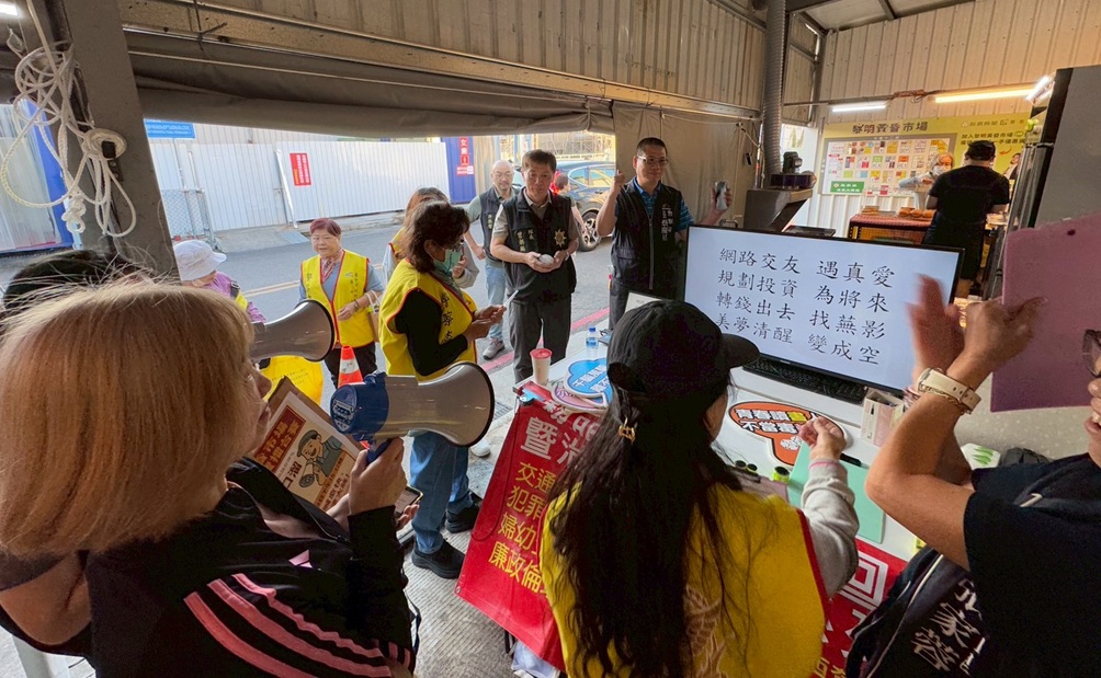 市民熱情參與1 - 報新聞 Mega News ▲圖說:「防詐順口溜挑戰賽」吸引眾多婆婆媽媽與市民熱情參與,直呼「實在金趣咪!」 (圖/台中市政府 提供)