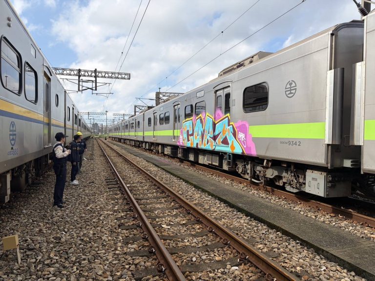 臺鐵列車遭噴漆塗鴉！七堵所成立專案積極追查涉案人士