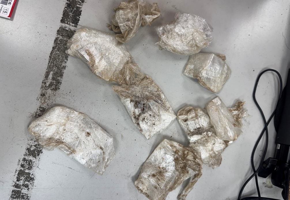 ▲圖說：黃嫌在公園內11處藏毒地點藏匿的11小包毒郵票           （圖／中部打擊犯罪中心 提供）