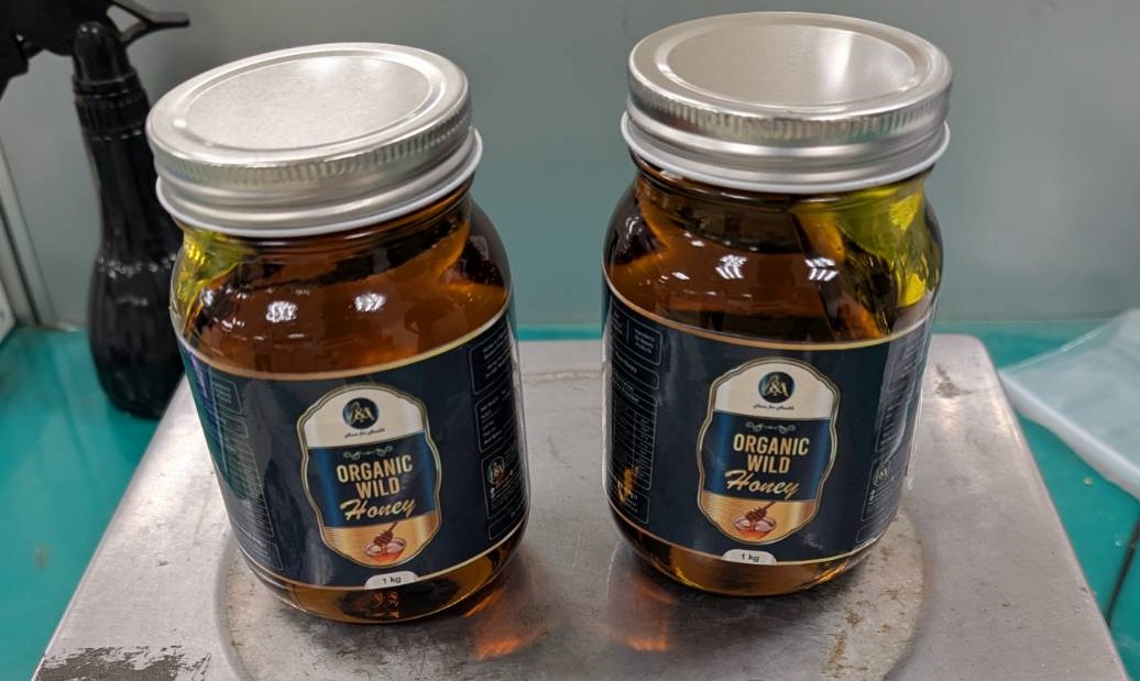 ▲圖說：「財政部關務署臺中關」攔查到1件進口「蜂蜜」罐郵包，罐內摻混大麻毒品               （圖／中部打擊犯罪中心 提供）