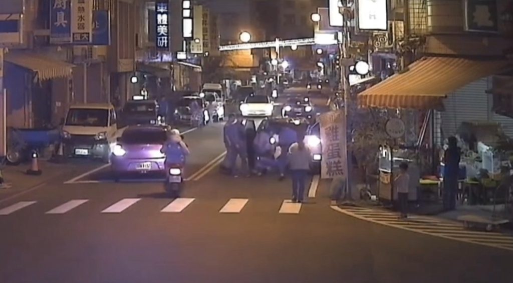 卓蘭男子車內突昏迷！警消與民眾合力 CPR 成功救回一命