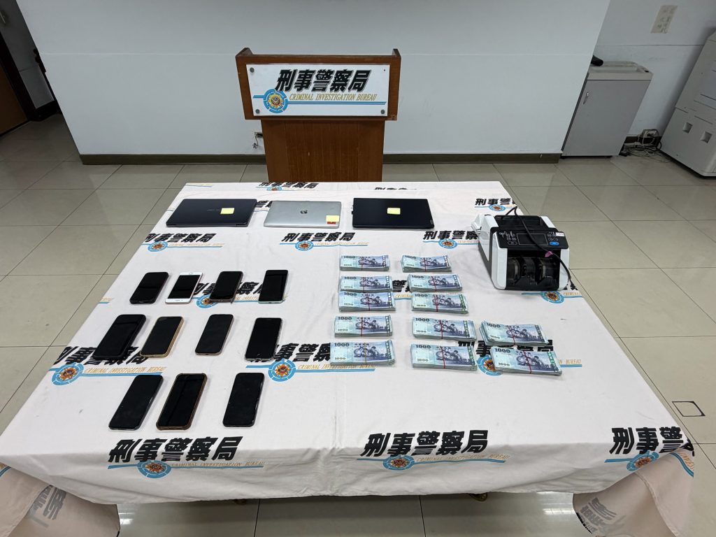 台南假投資詐團遭瓦解！警方緝獲 16 名犯嫌　查扣 340 萬現金