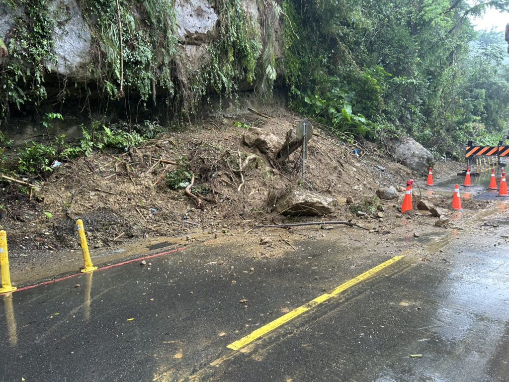暖暖區興隆街邊坡再現落石危機 工務處設置防落石網全力搶修