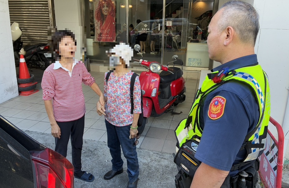 ▲圖說： 水果行老闆娘看見警員帶著蔡姓老婦，熱心牽起老婦的手「阿桑妳又走失了喔！」 （圖／台中市政府 提供）
