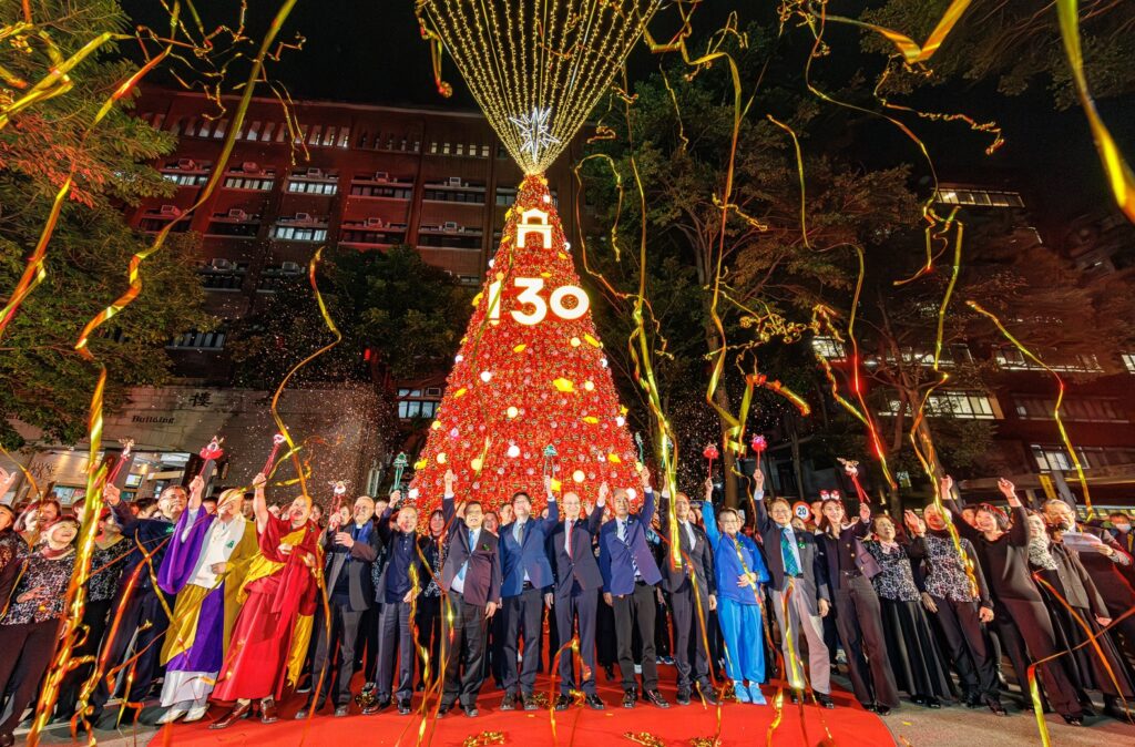 全紅聖誕樹耀亮國北教大!「130向前走」點燈祈福登場 億光捐贈「360吋LED戶外全彩電視牆」添亮點 5 S 31719632 0 1024x674 1