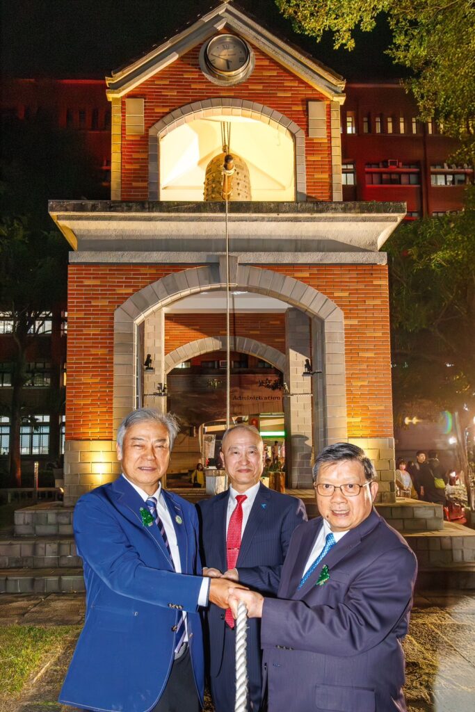 全紅聖誕樹耀亮國北教大!「130向前走」點燈祈福登場 億光捐贈「360吋LED戶外全彩電視牆」添亮點 7 S 31719584 0 683x1024 1