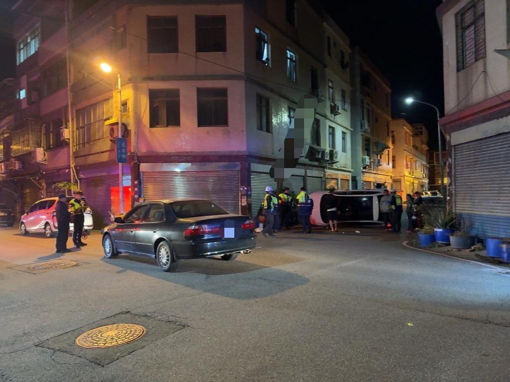 竹南19歲無照少年清晨撞車翻覆　波及3車 警方：雙方均未酒駕