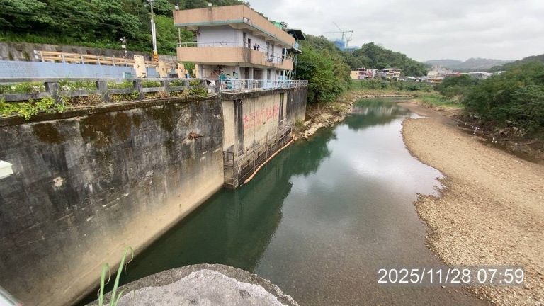 基隆河八堵抽水站前出現油污 環保局緊急應變：供水安全無虞