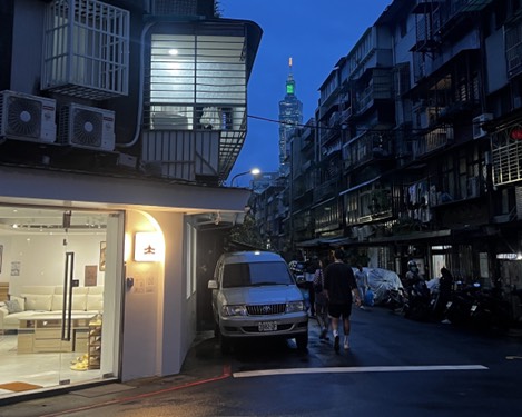 餐桌放不下? 年輕家庭用一張桌子解決兩種需求 8 S 89235759