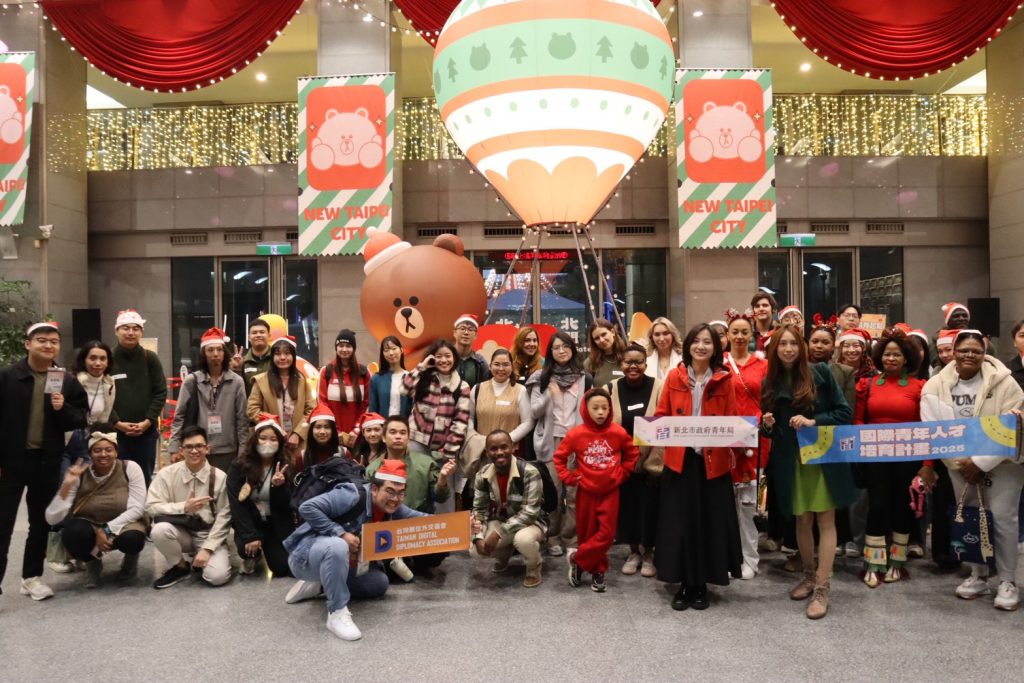 01+國際人才培育計畫學員為使館代表及外籍生導覽新北耶誕城 - 報新聞 Mega News