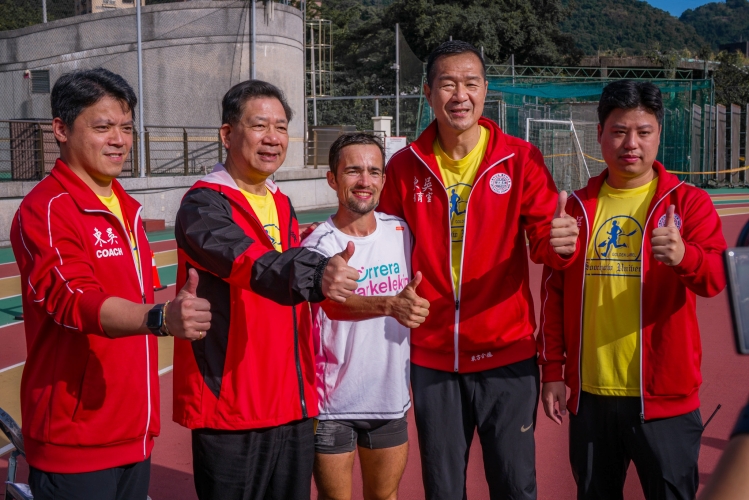 圖一東吳超馬賽事西班牙選手伊凡羅培茲跑出261702公里拿下冠軍東吳詹乾隆校長左二超馬東方介德執行長於第一時間恭賀 - 報新聞 Mega News