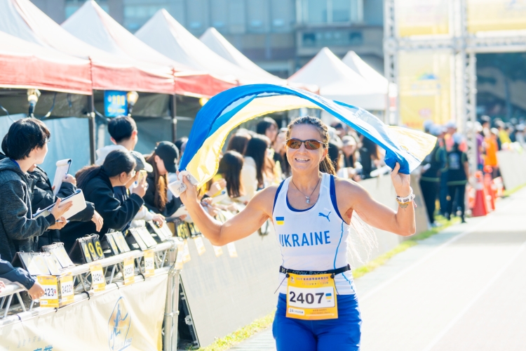 圖五烏克蘭選手奧萊娜舍甫琴科在最後倒數計時身披國旗 - 報新聞 Mega News