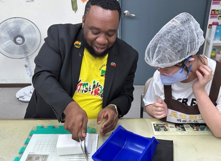 %E5%9C%96%EF%BC%9A%E5%A4%A7%E4%BD%BF%E8%8C%83%E6%9D%B1%E4%BA%9E%E9%AB%94%E9%A9%97%E6%89%8B%E5%B7%A5%E7%9A%82%E8%A3%BD%E4%BD%9C%EF%BC%8C%E5%B1%95%E7%8F%BE%E5%B0%8D%E5%85%AC%E7%9B%8A%E7%9A%84%E6%94%AF%E6%8C%81%E3%80%82