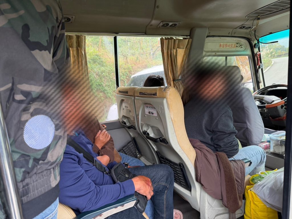 苗栗南庄巴士載 22 名失聯移工　警方攔查當場查獲移送專勤隊