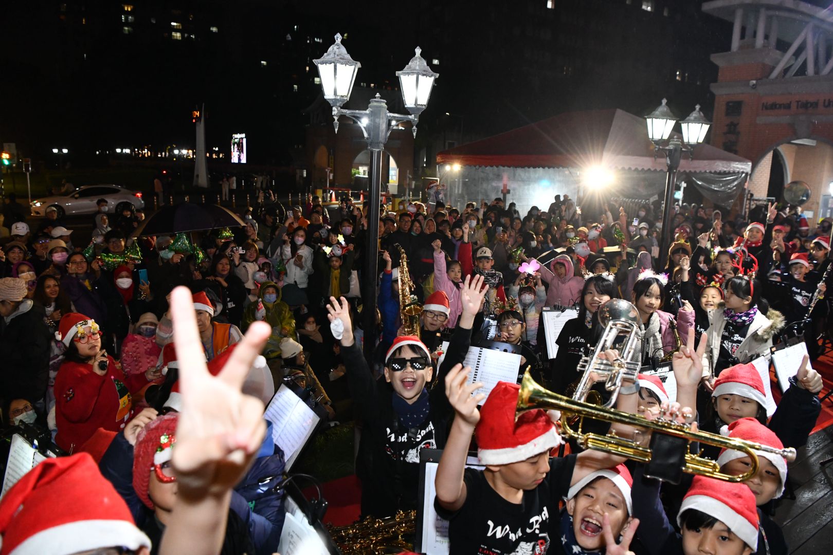 %E5%8F%B0%E5%8C%97%E5%A4%A7%E5%AD%B8%E8%81%96%E8%AA%95%E9%BB%9E%E7%87%88%E5%90%B8%E5%BC%95%E7%9C%BE%E5%A4%9A%E6%B0%91%E7%9C%BE%E5%8F%83%E8%88%87%E5%8E%BB%E5%B9%B4%E6%B4%BB%E5%8B%95%E7%85%A7%E7%89%87