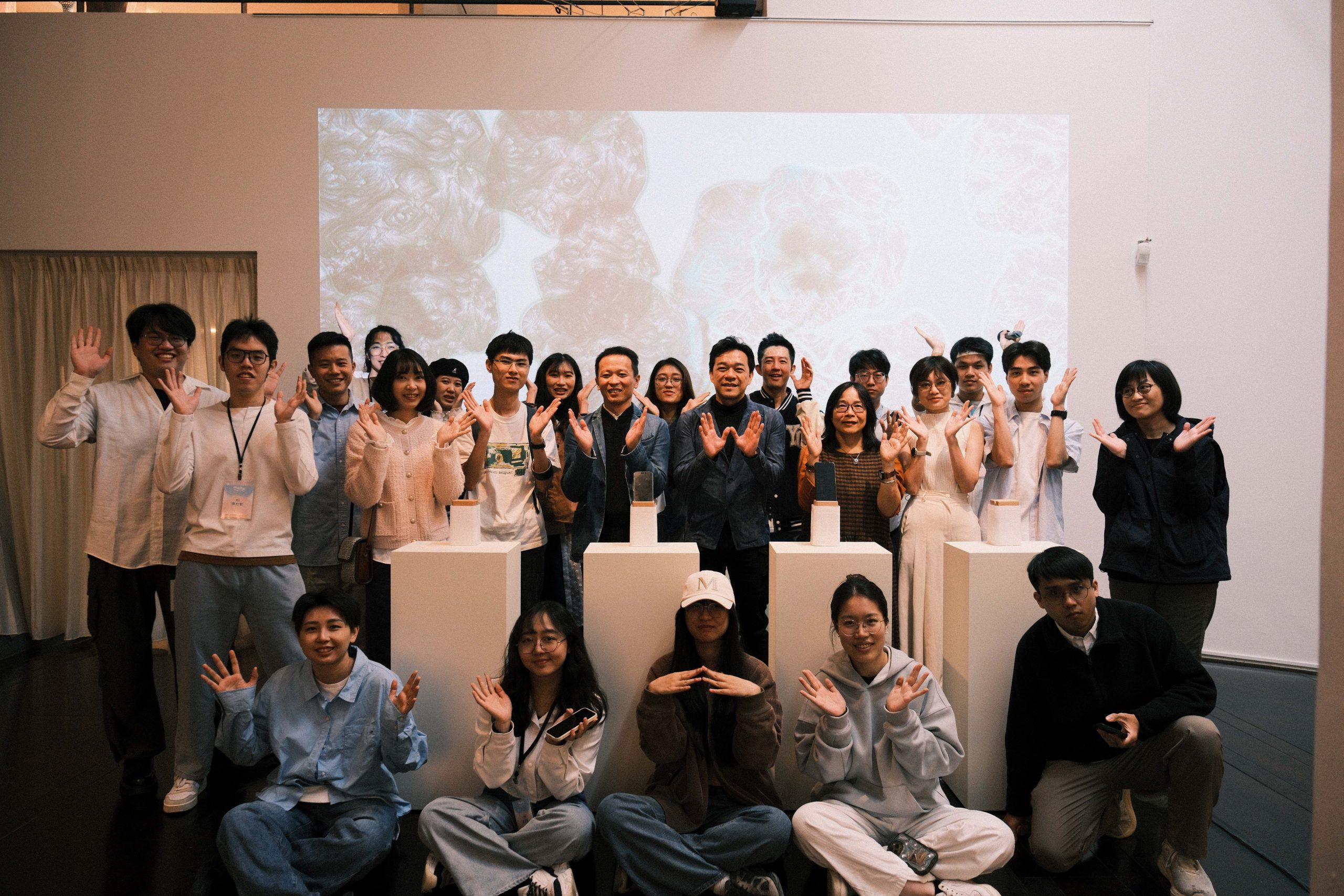 應藝所參展師生合照2 - 報新聞 Mega News