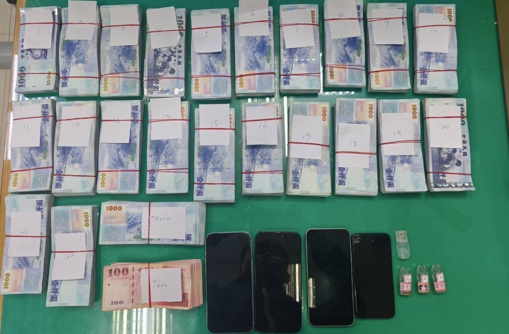 不法所得現金 - 報新聞 Mega News ▲圖說:中市警執行「全國同步打詐、掃黑及肅槍專案」,查扣空氣槍、手槍、各式毒品與不法所得現金等證物 (圖/台中市政府 提供)