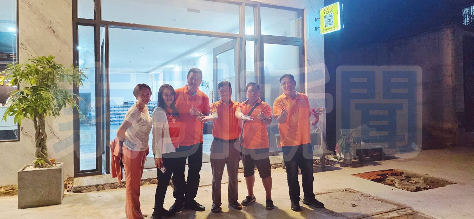 全富佳越南胡志明市設宴迎接台越交流團 圖說:交流團成員晚間返回壽立酒店(LẬP 3)後於門口合影留念,在燈光招牌前比出友好手勢,為首日晚間活動畫下句點。(記者黃振綱拍攝)