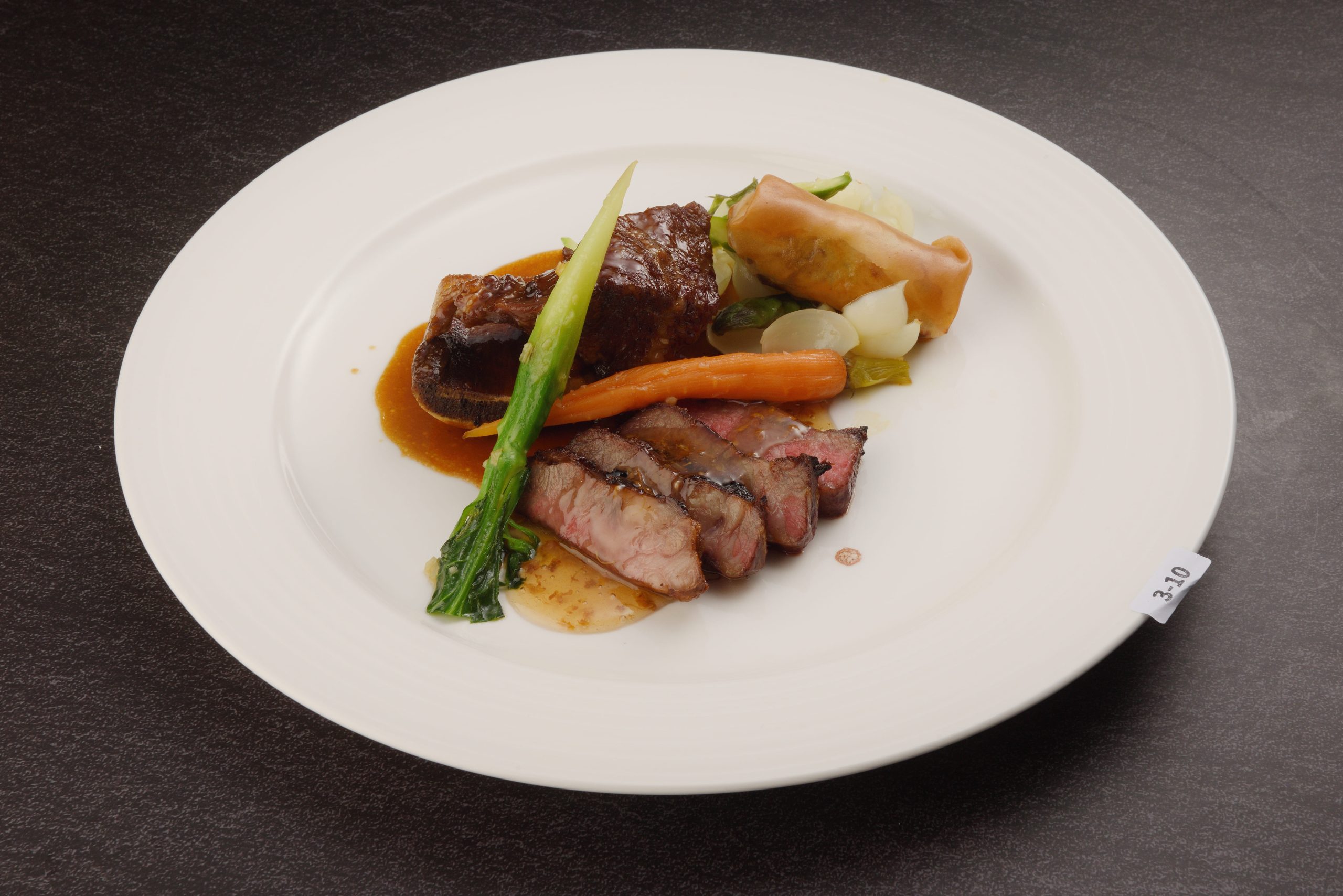 黃麒璁的得獎作品《港式明爐牛叉燒配桂花蘇梅醬》 與 《李錦記舊庄蠔油燒牛仔骨》