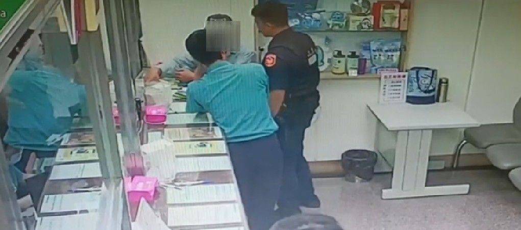 竹田男險遭「假送貨連結」詐騙 潮州警、行員聯手即時攔阻43萬元存款！