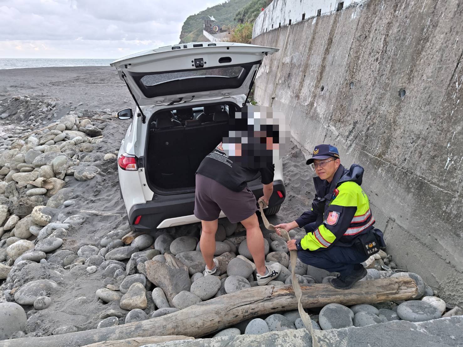 外籍旅客車輛深陷沙灘受困——吉安警與熱心民眾協力脫困續旅程！